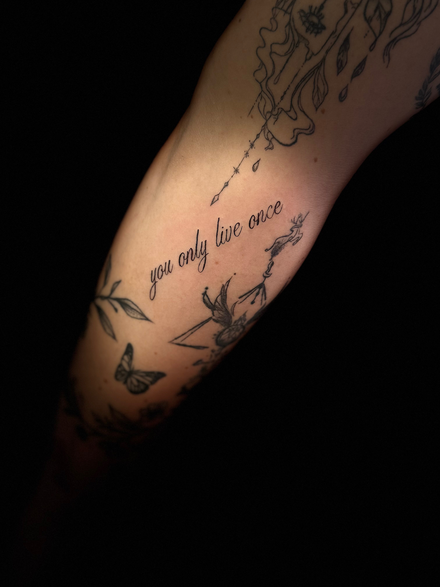 Lettering tetování „you only live once“ na paži